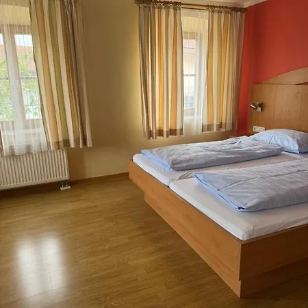 Landgasthof Neuwirt Seeon فندق 2*